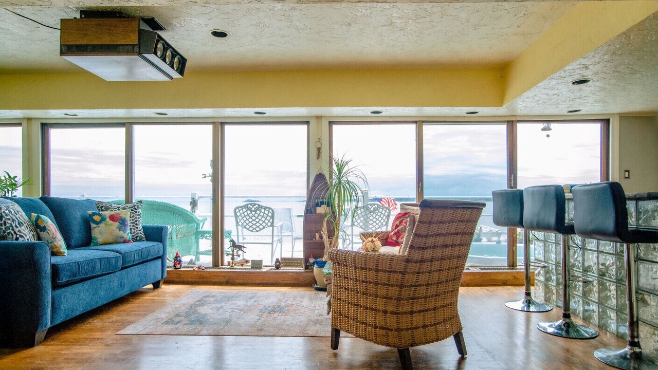 Coastal Charm: Lobster Châto