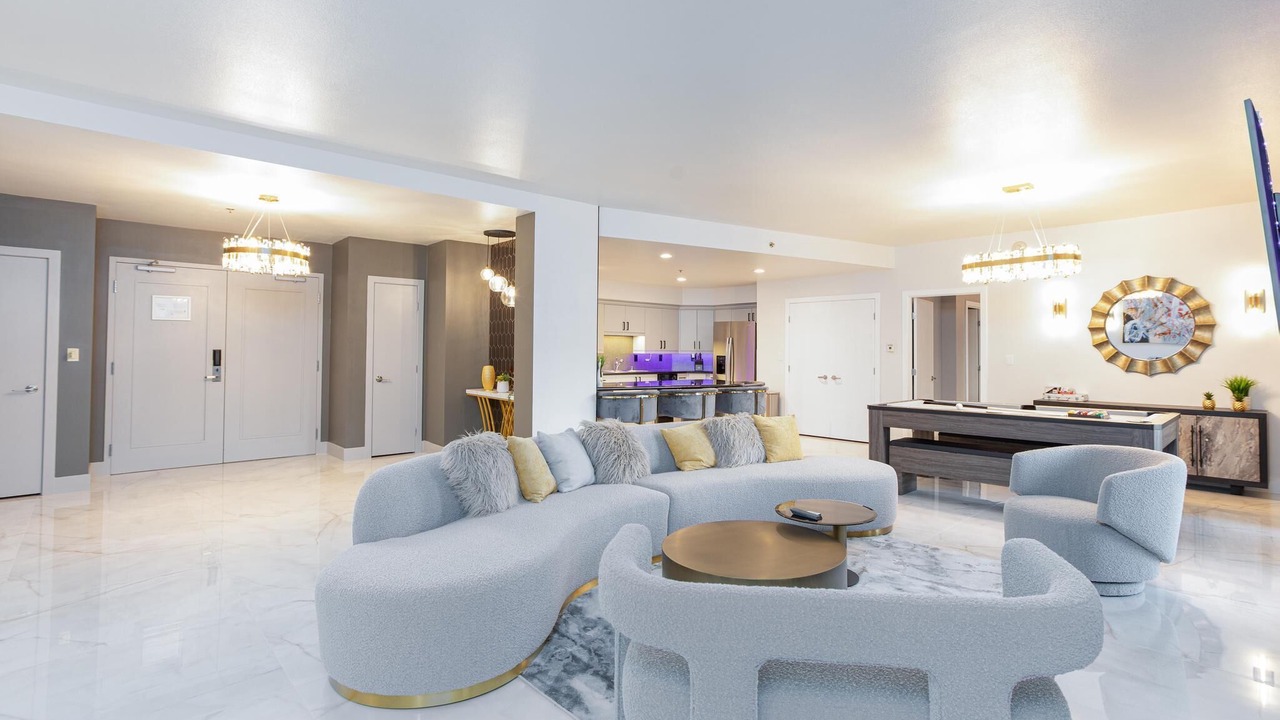 🎰 Luxury Modern Presidential Suite - Strip View - No Resort Fees! 🎰