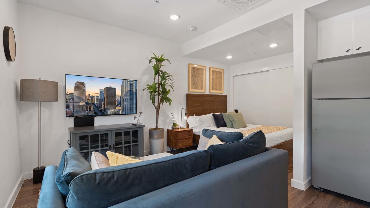 Cozy DT ATX Studio | Mins to Rainey St | Patio