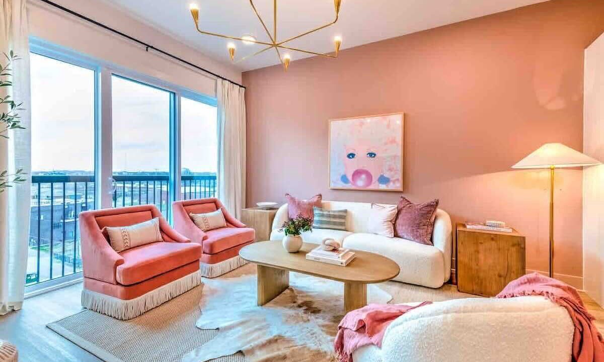 Lux. Dolly’s Dream! Lux Home on Main St! 11 beds!