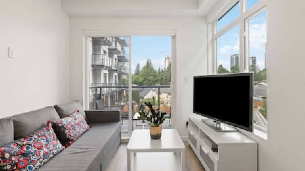 Modern Central 1BR condo, Surrey