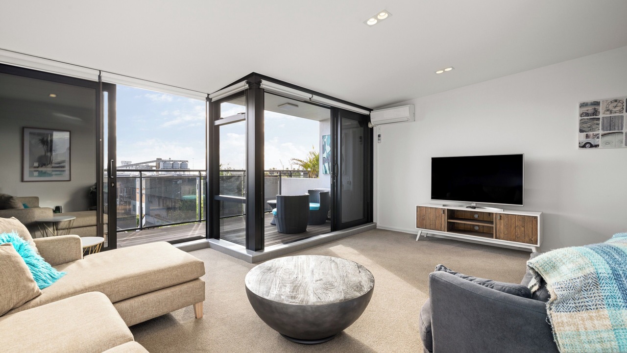 The Lookout - 1-Bedroom Apartment with Stunning Views, Pool & Gym Access, Secure Parking, and Prime Mount Maunganui Location