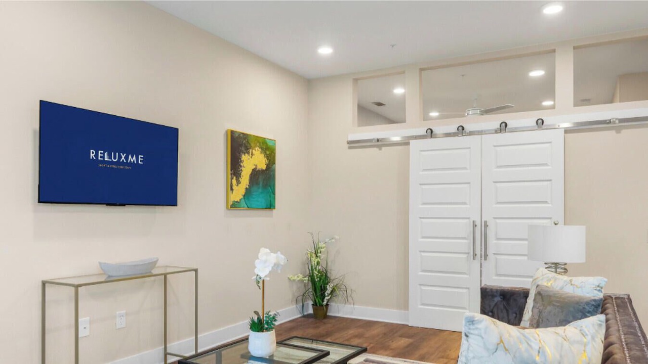 Reluxme|Uptown 2BR w/Hot Tub, Gym, Pools & Views