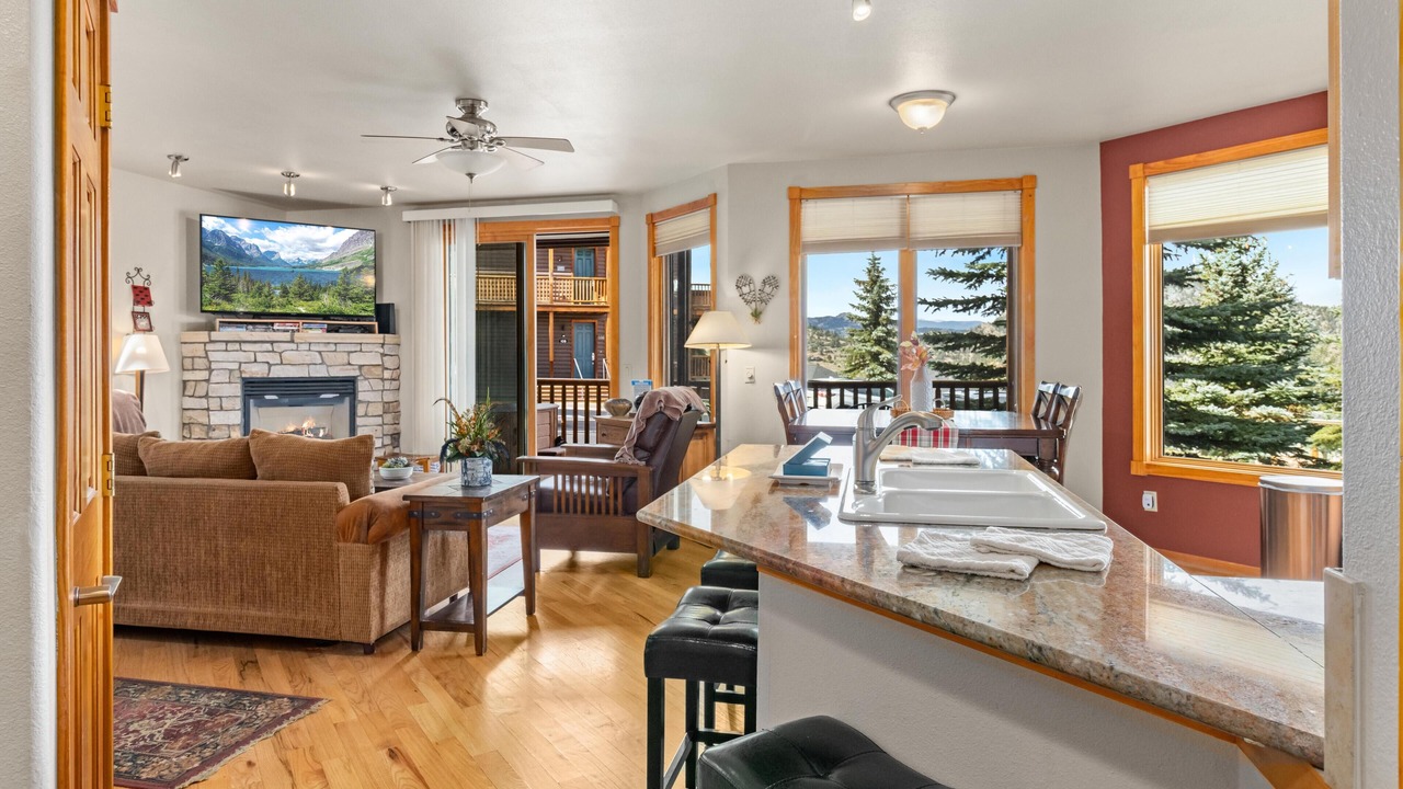 Peaceful Retreat Stunning Views. Hot tub, A/C 2 bedroom