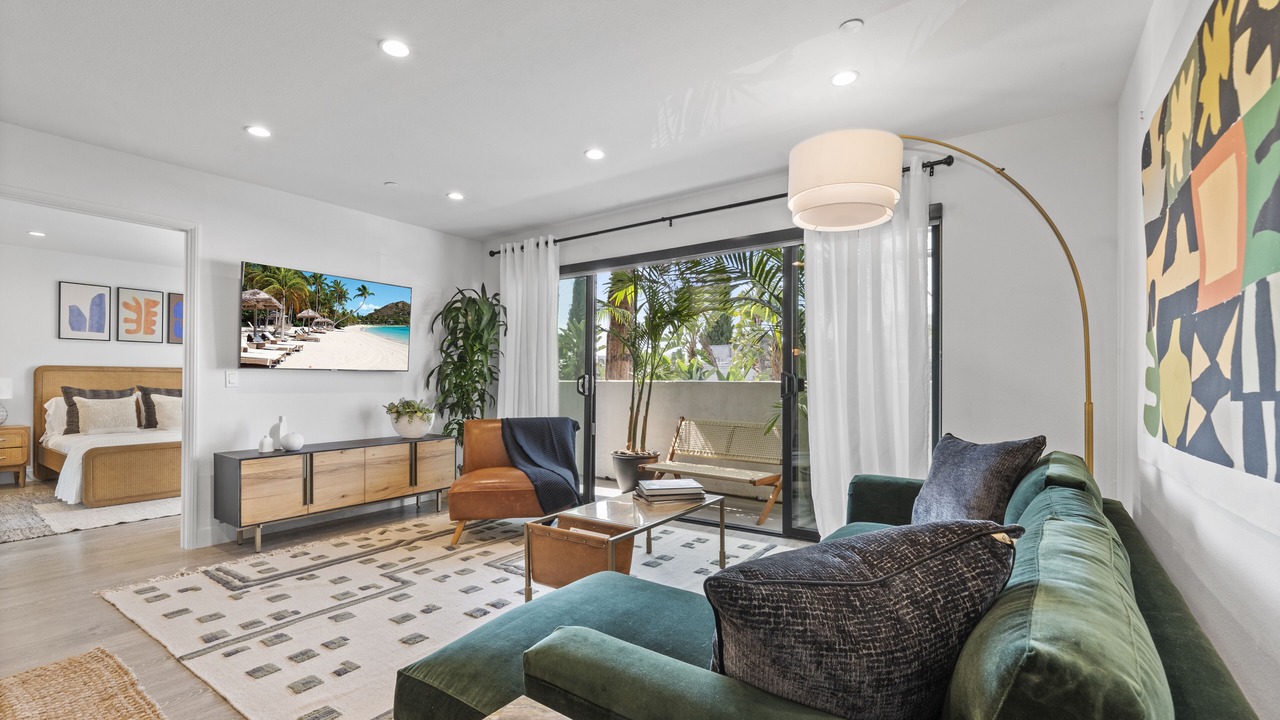 Heart of West Hollywood Apt w/doorman, gym, and co-working space