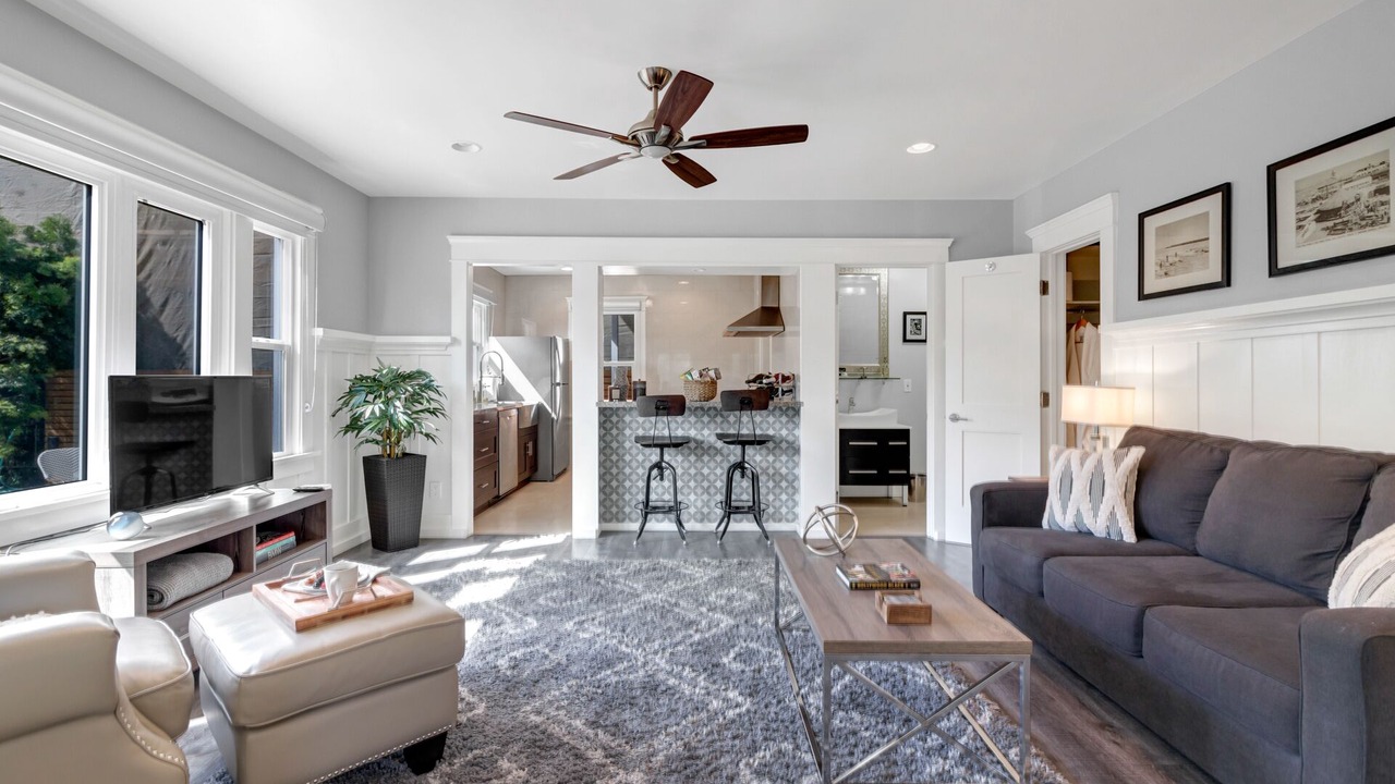 Arts District of Long Beach! Walking distance to the beach!