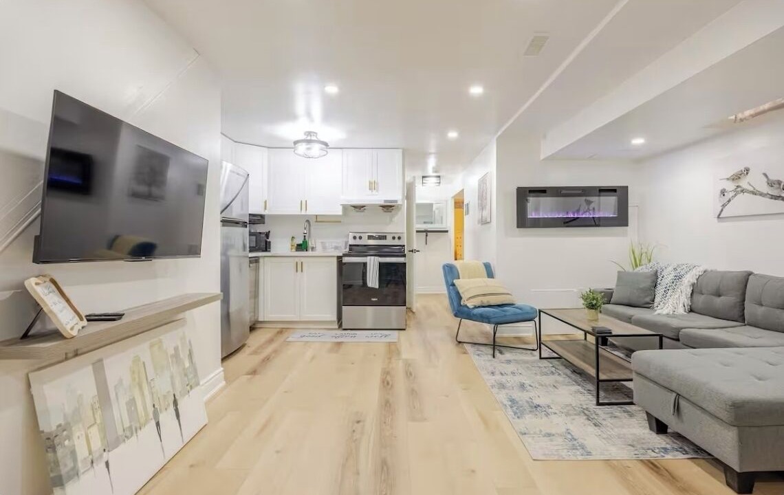 STUNNING & SPACIOUS 1 BEDROOM OASIS