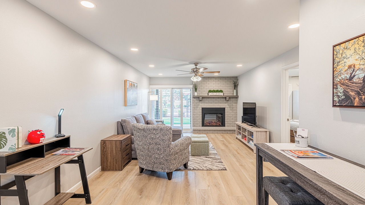 Luxury 2BR condo in Sedona's Village of Oak Creek with garden views.