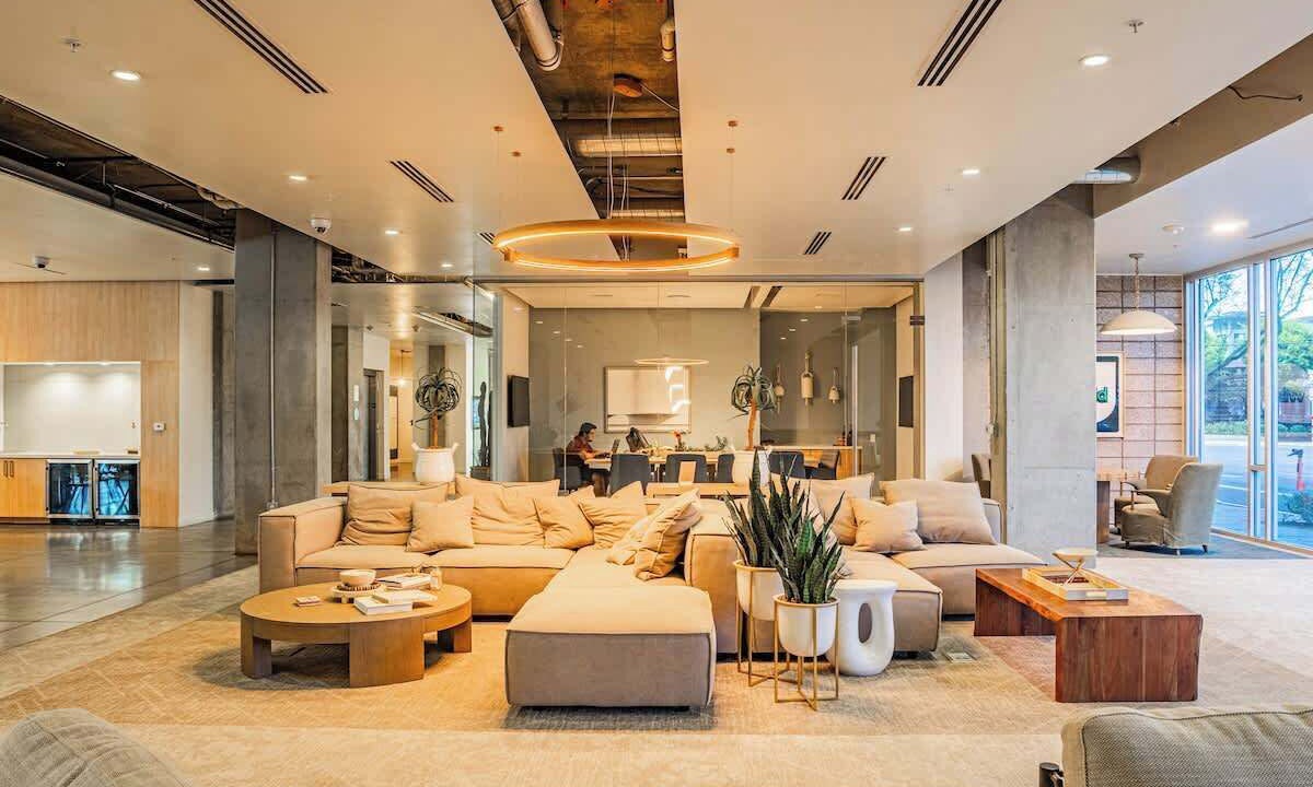 Central Phoenix Spot | Pool, Gym, Balcony +Parking