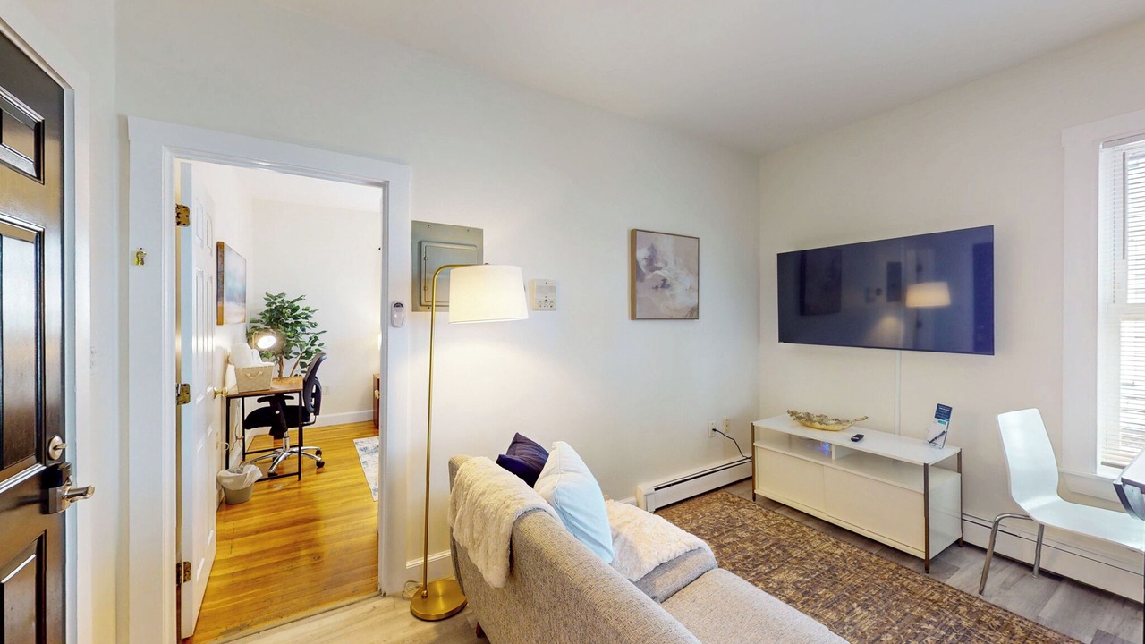 2 room studio w/Porch