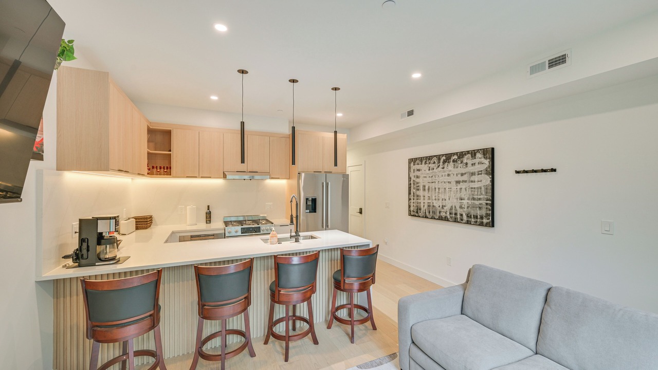 Near Biotechs & MIT: Cozy Condo w/Fireplace