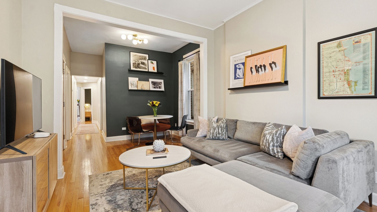 Spacious 4-bedroom apartment with WiFi, AC in brilliant Chicago
