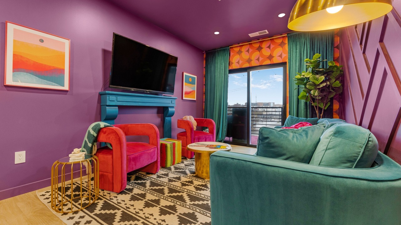 Broadway Bliss ★ Walk to Broadway! ★ 3 Bedroom DT condo ★ Pool, Gym, Fire Pits