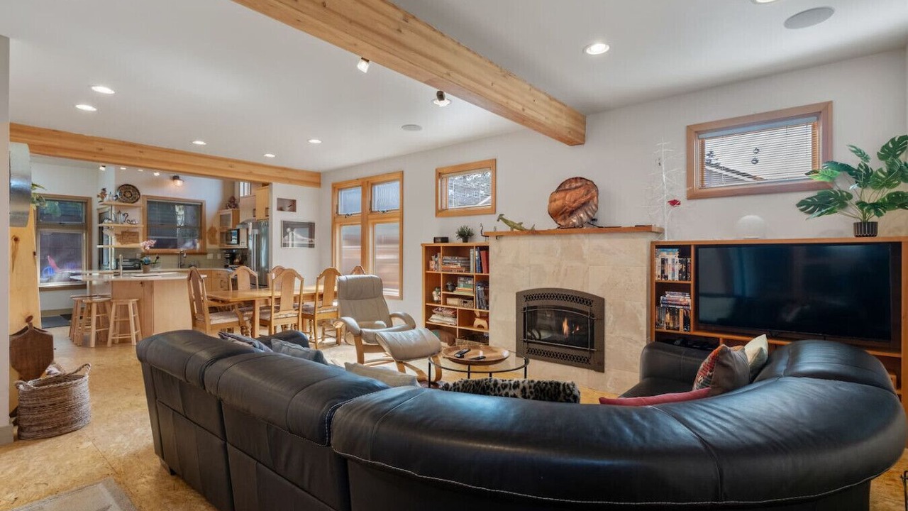 Custom Charm! Central - Office & Peaceful yard!