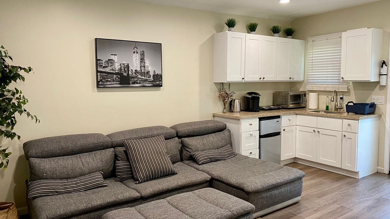 Guest suite near La Cienega Park Beverly Hills. 5 min to LACMA, and Rodeo Drive