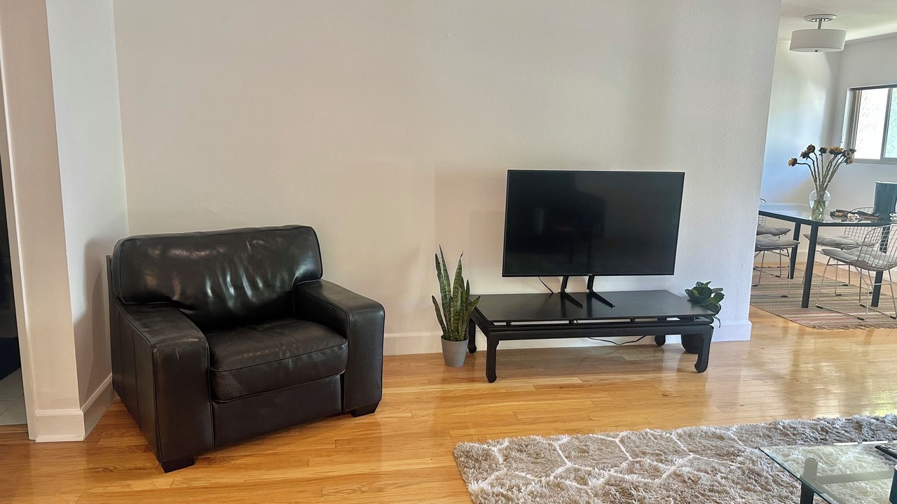 2-bedroom Condo in Heart of Downtown Calabasas