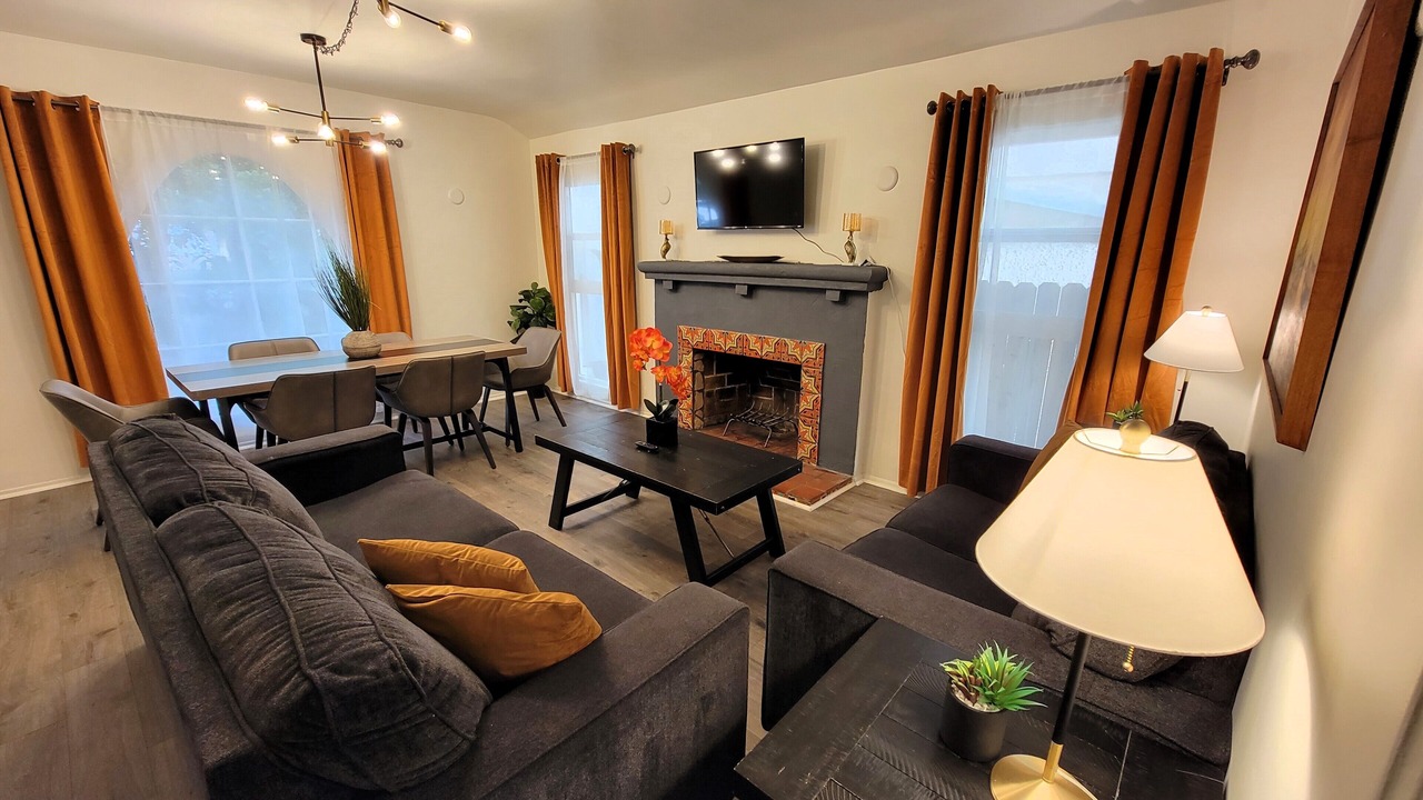 Spacious 3 bedroom apt. Walk to markets, Game console, 10 min to Rodeo Drive!