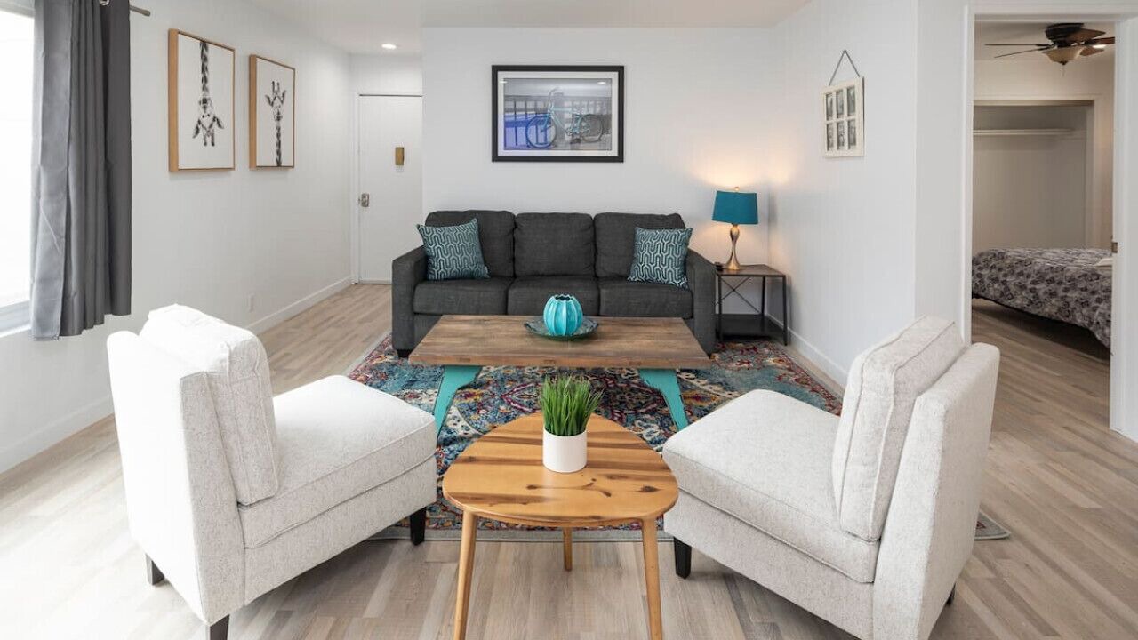 Sunny & Spacious 3 Bed - 20 second walk to beach!