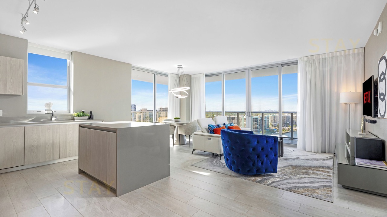 Azure Escape: Upscale Comfort by the Shore-no resort & parking fee-check details