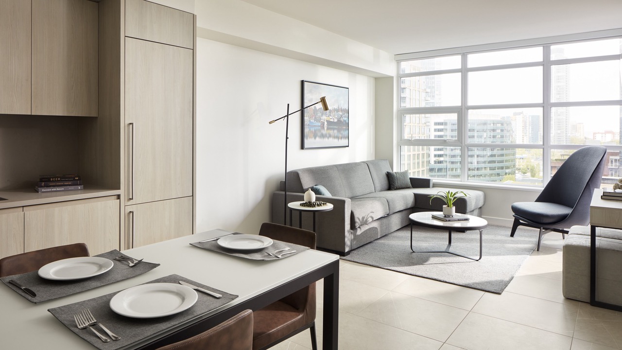 Luxury 1-BR Suite in Seattle: Pools, Fitness, Balcony & Full Amenities!