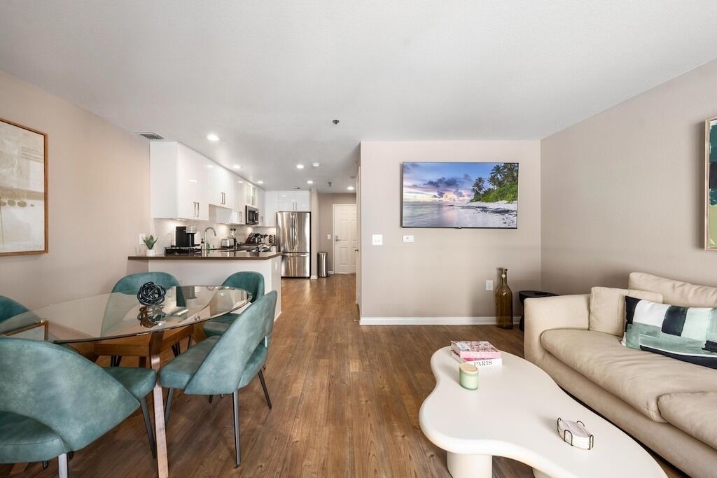 Carnelian Calm' Beach Retreat Rooftop Pool Access, BBQ 1 Block to Beach, Parking