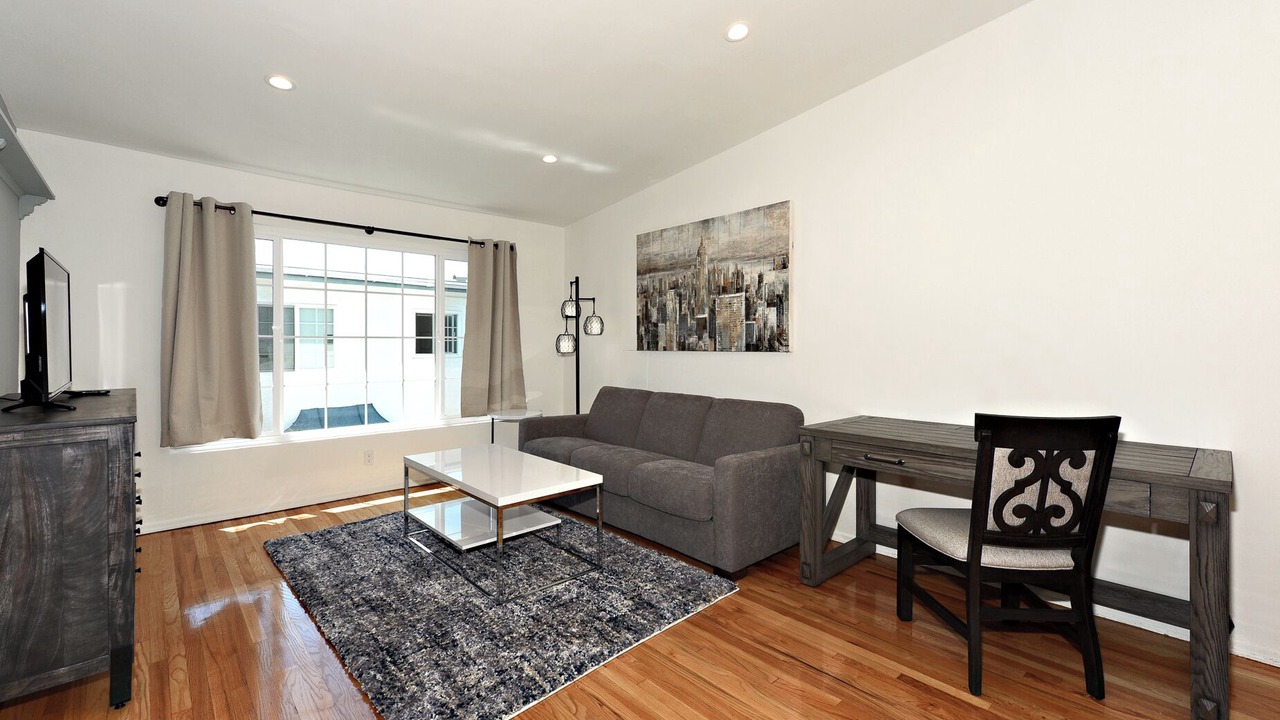 ING5- Charming 2-bedroom 2 bath apartment in nice Los Angeles with WiFi, AC