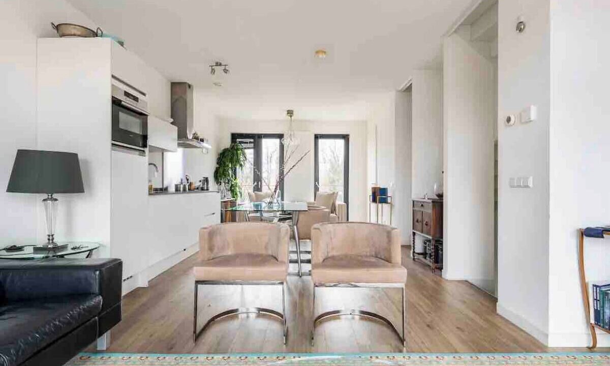 5 minutes from Central Station! Spacious and bright family apartment with roof terrace.