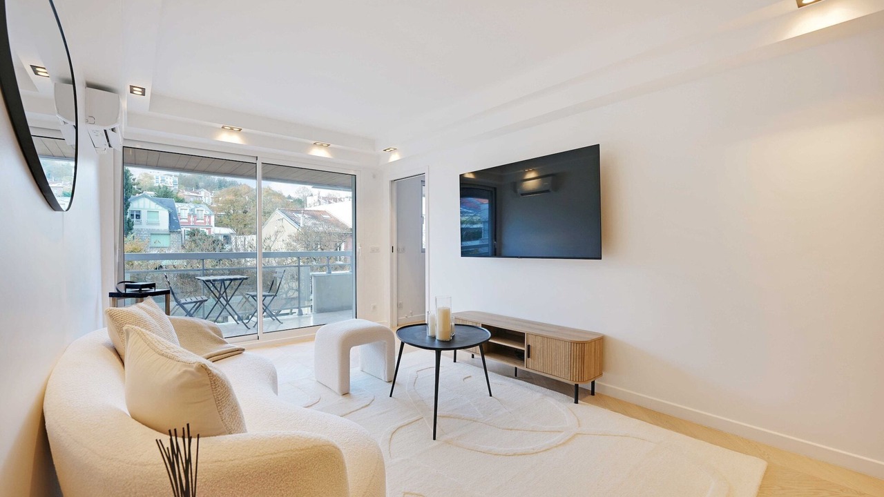 Charming Apt with AC & balcony