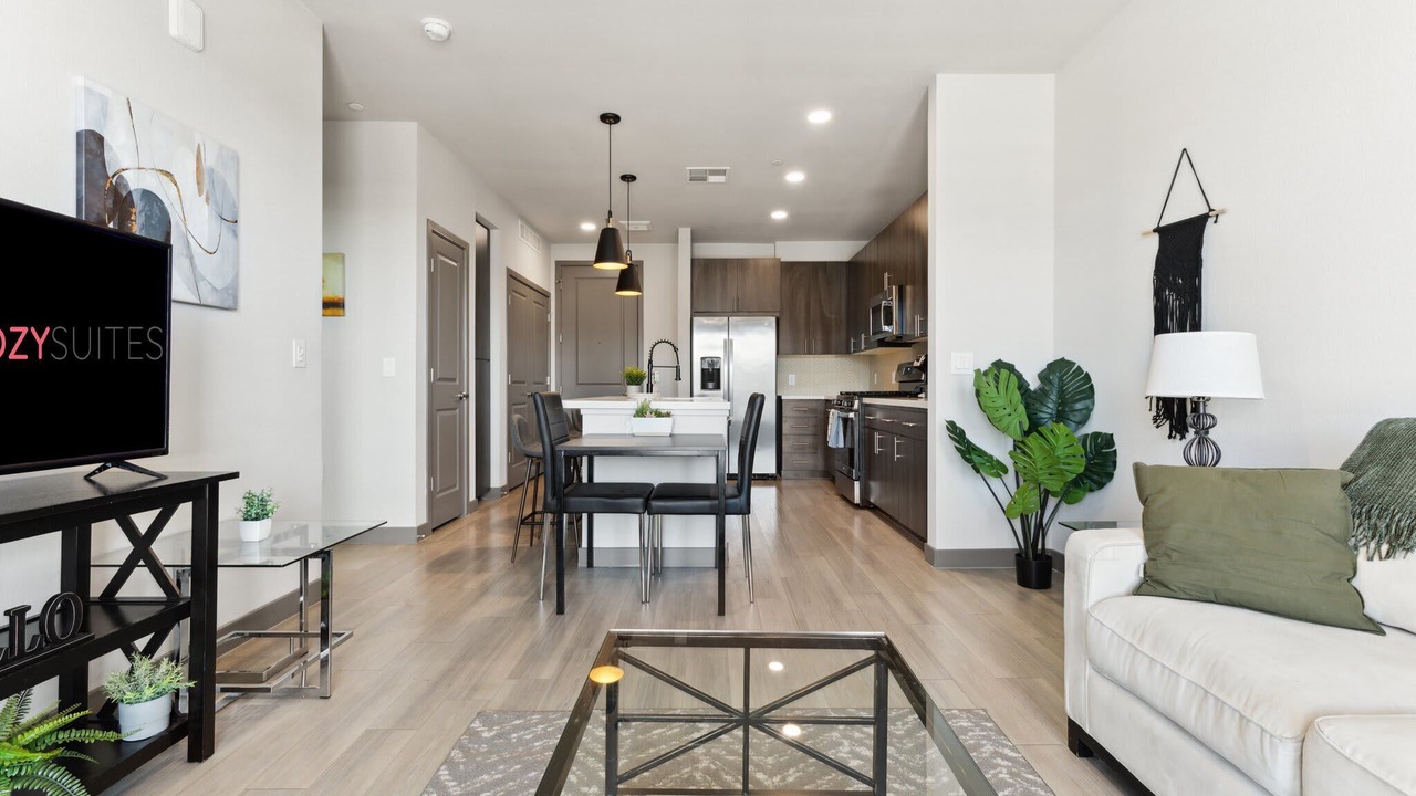 CozySuites PHX RORO Gym, Pool, Pets, Parking! #16