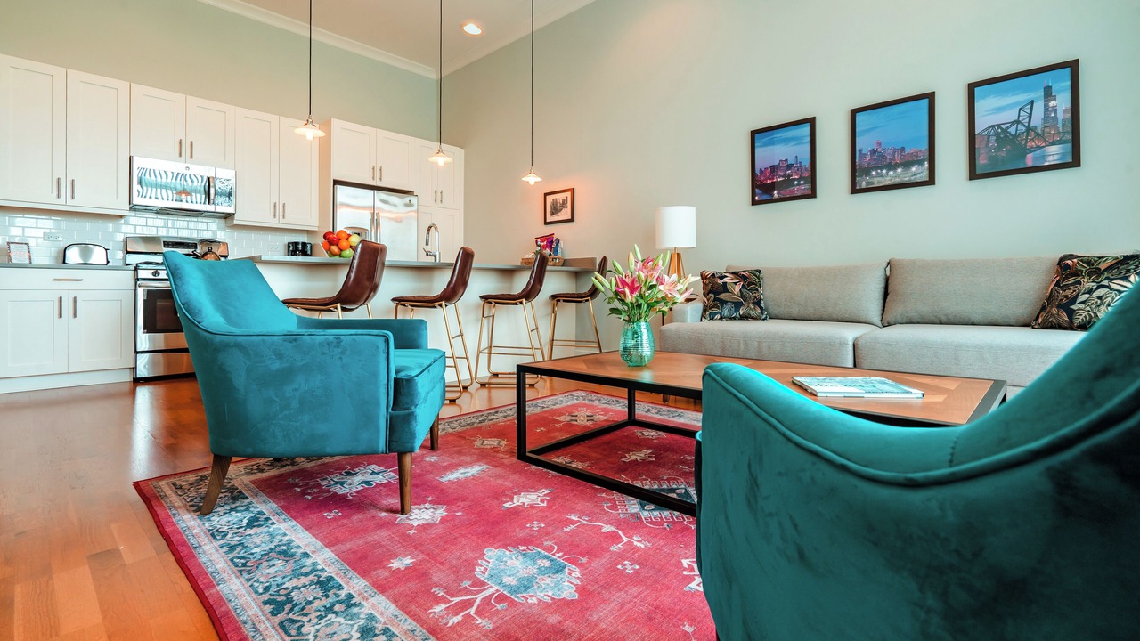 Family Friendly 2BD/2BA Near Wrigley, Lincoln Square