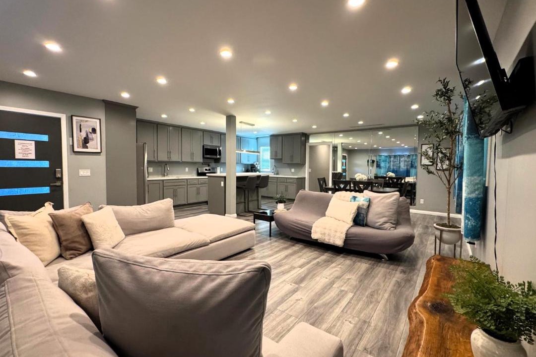 Spacious 3 bedroom unit with backyard and parking just 10 minutes from Rodeo Dr and attractions!