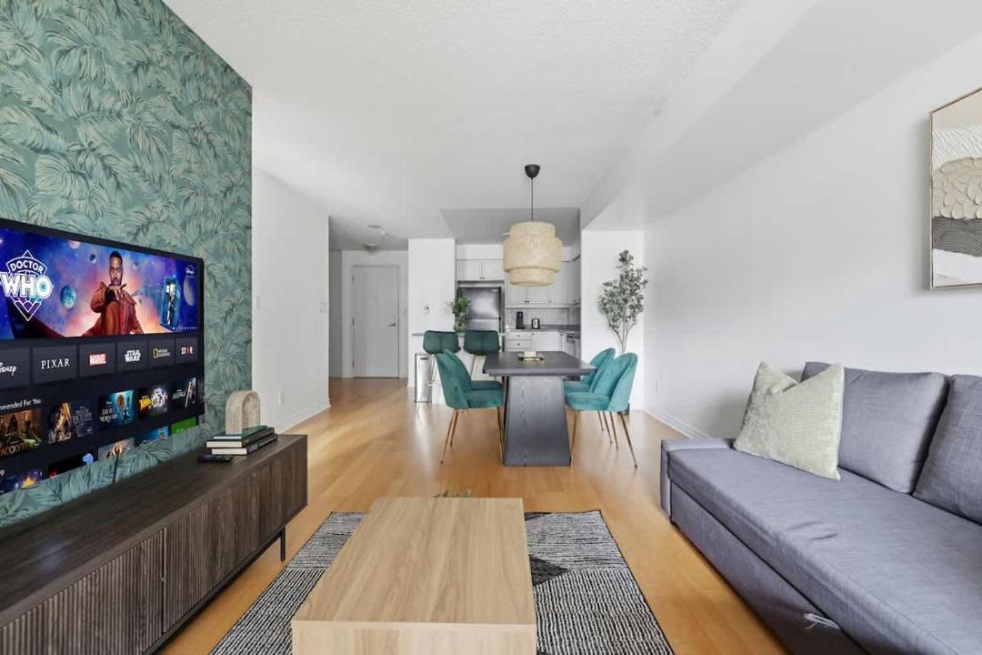 Tropical Designer King Suite - Sleeps 5 - Parking