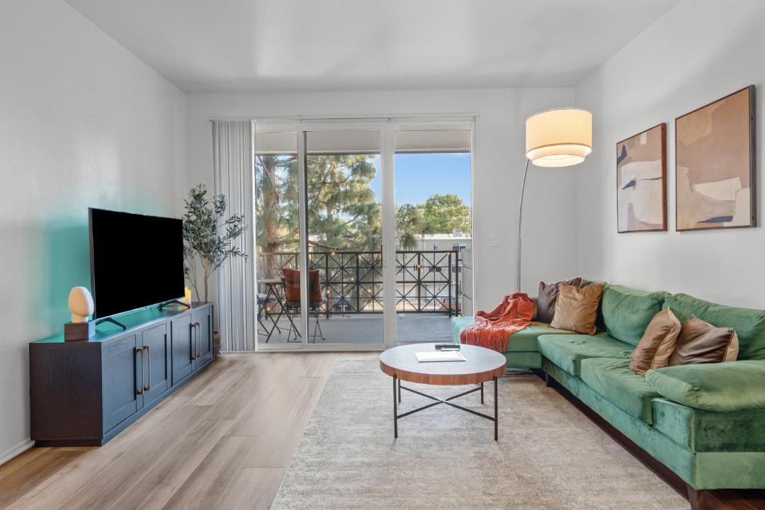 Luxury 2BDR with Parking & Pool - Marina del Rey