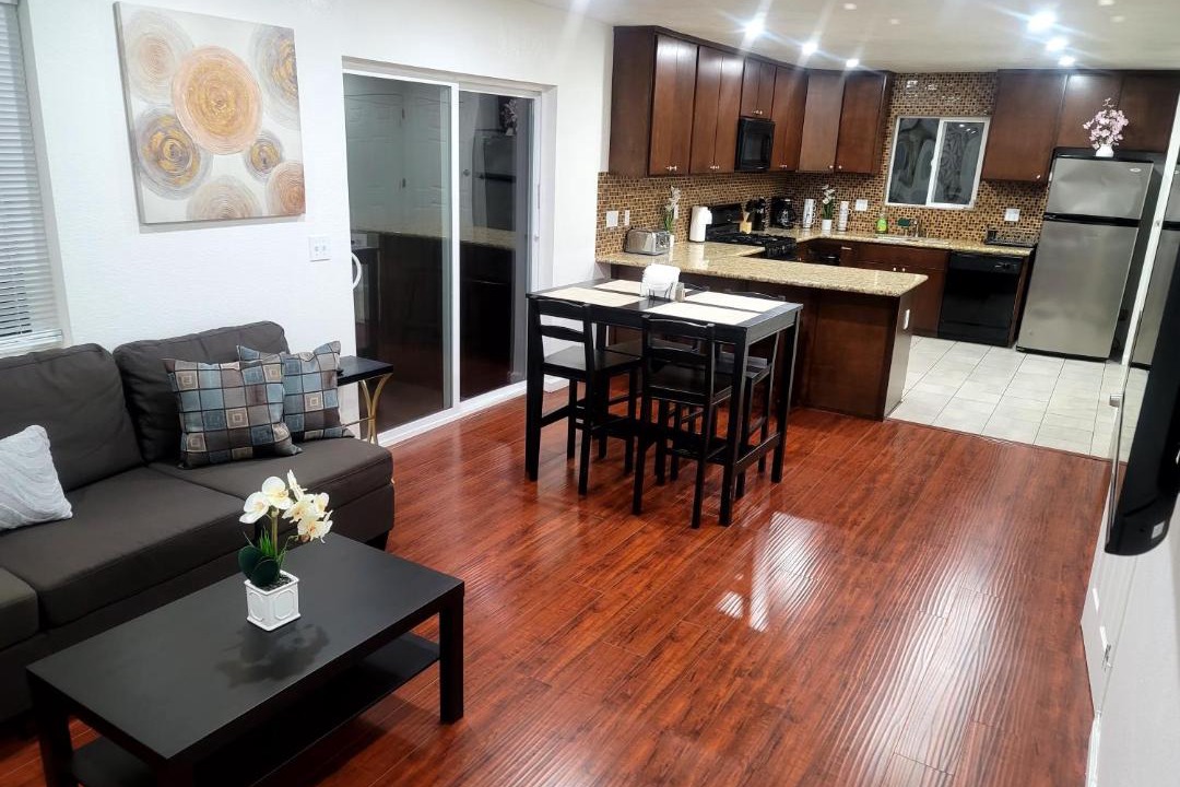 4 Bedrooms & 2.5 Bathrooms in LA