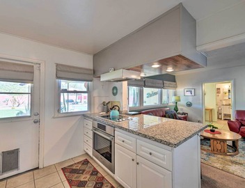 Vintage Las Vegas Oasis < 3 Mi to the Strip! 4