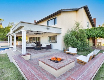 This house is a 4 bedroom(s), 3 bathrooms, located in Los Angeles, CA. 2
