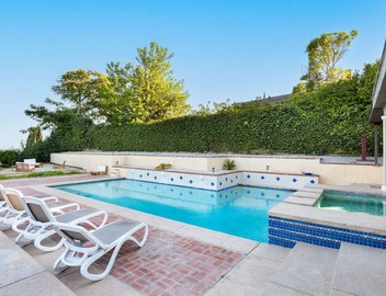 This house is a 4 bedroom(s), 3 bathrooms, located in Los Angeles, CA. 5