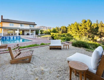 This house is a 4 bedroom(s), 3 bathrooms, located in Los Angeles, CA. 4