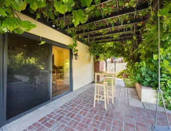 This house is a 4 bedroom(s), 3 bathrooms, located in Los Angeles, CA. 3