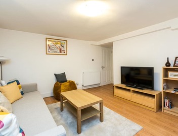 NEW Stylish 1 Bedroom Flat With Garden London 2