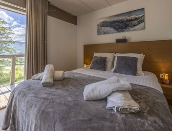 Exquisite UBAC Apartment with Swimming Pool, Offering Breathtaking Views of the Lake and Mountains" 2