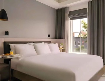 Lark Hotels 907 Main 2