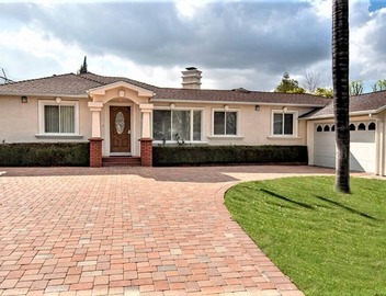 3-bedroom house, pool and other amenities in amazing Tarzana area of Los Angeles 4