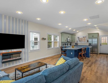 Stylish 4BR Haven Backyard and Fire Pit 3
