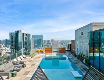 Rainey St Condo | Heated Pool | Gym | Bar | DT ATX 5