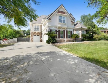 Hillside Pool Haven: 6 bedrooms, with fitness area, and wide backyard 5