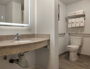 City Express By Marriott Manhattan Beach 5