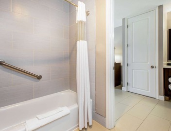 La Quinta Inn & Suites by Wyndham Pomona 4