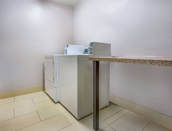 La Quinta Inn & Suites by Wyndham Pomona 3