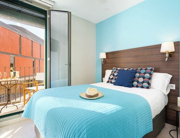 Stunning 2-Bedroom Apartment with Sea View in Barceloneta 2